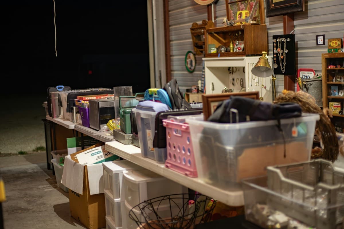 Vide-maison organisé dans un jardin avec meubles et objets à vendre