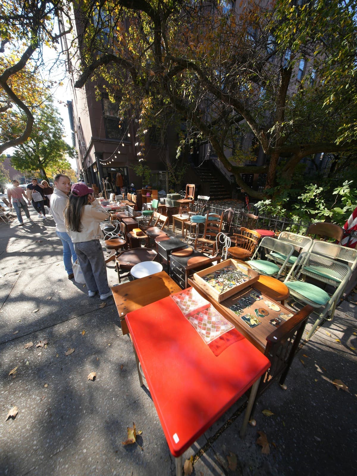 Brocante de quartier animée dans une rue résidentielle