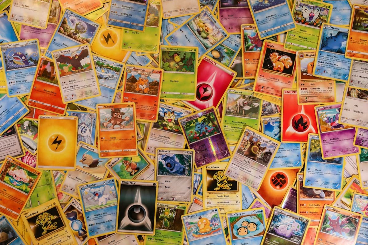 Cartes Pokémon étalées sur une table de brocante