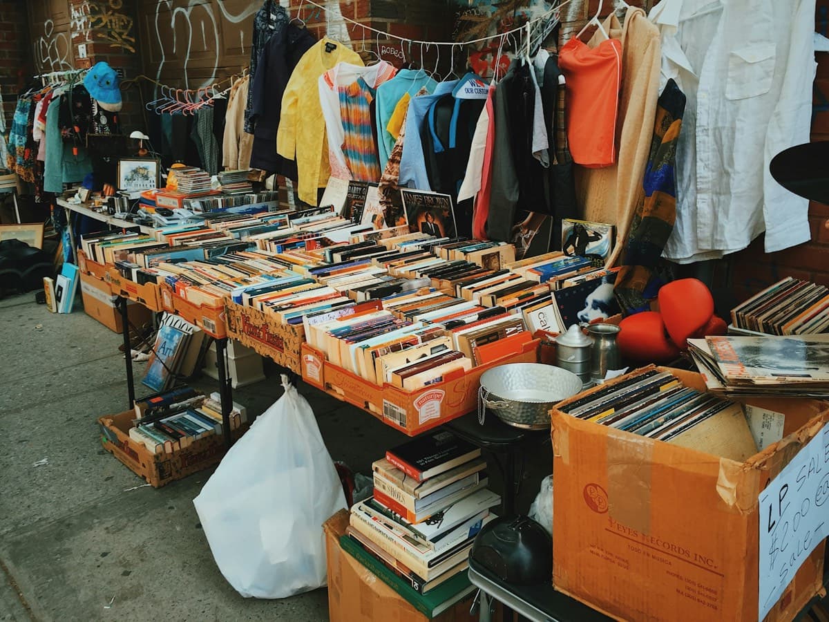 Stand de brocante avec des objets variés en plein air