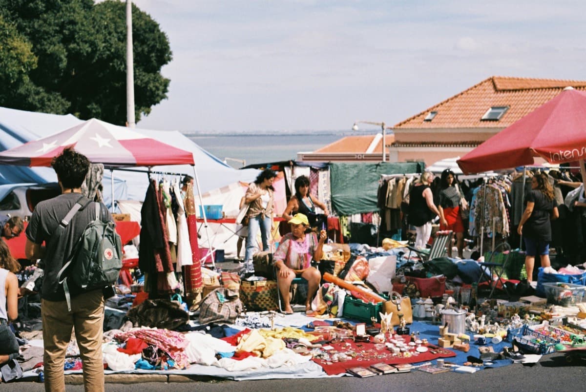 Vue aérienne d'une grande braderie avec des centaines de stands