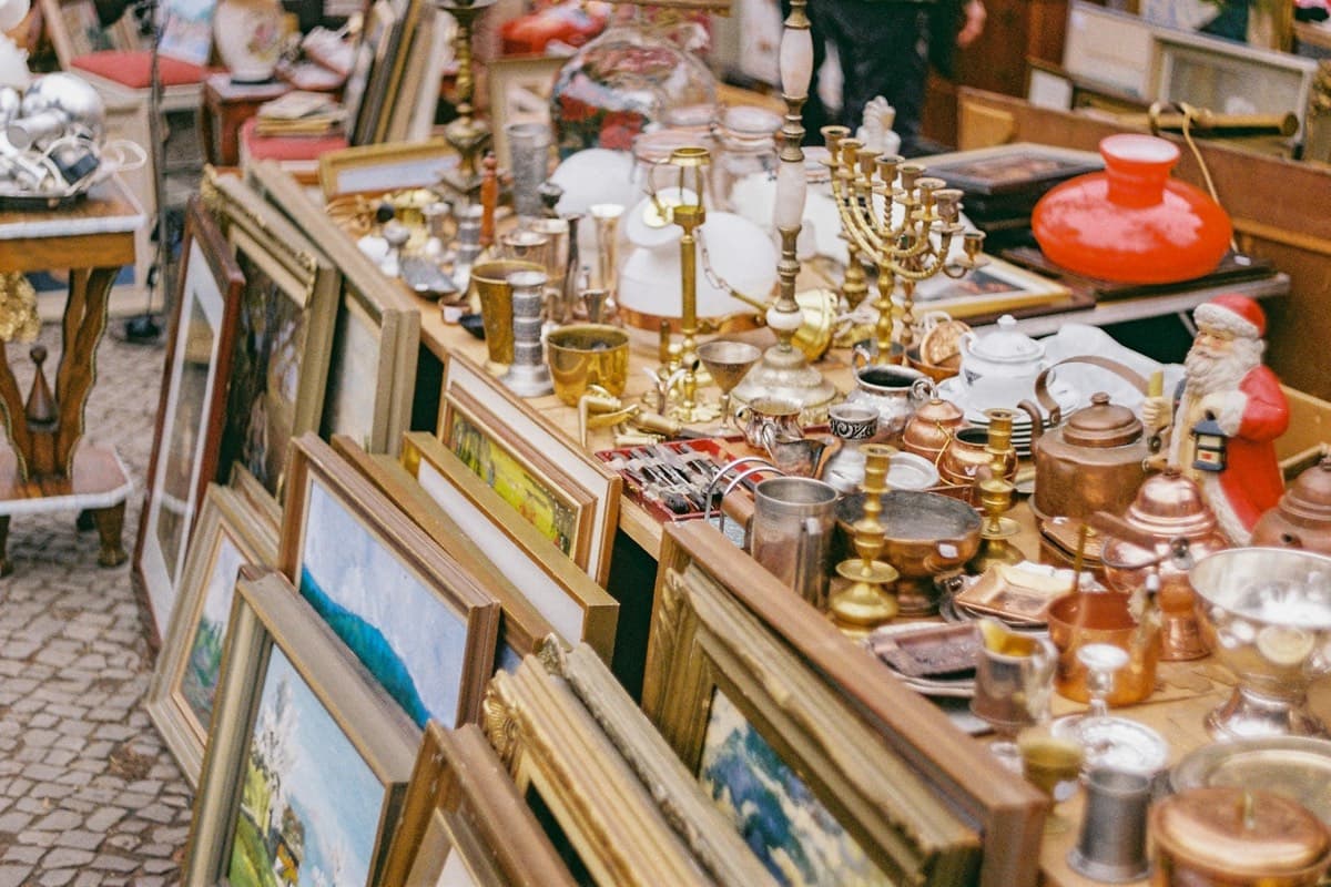 Inscription et accueil des exposants à l'entrée d'une brocante