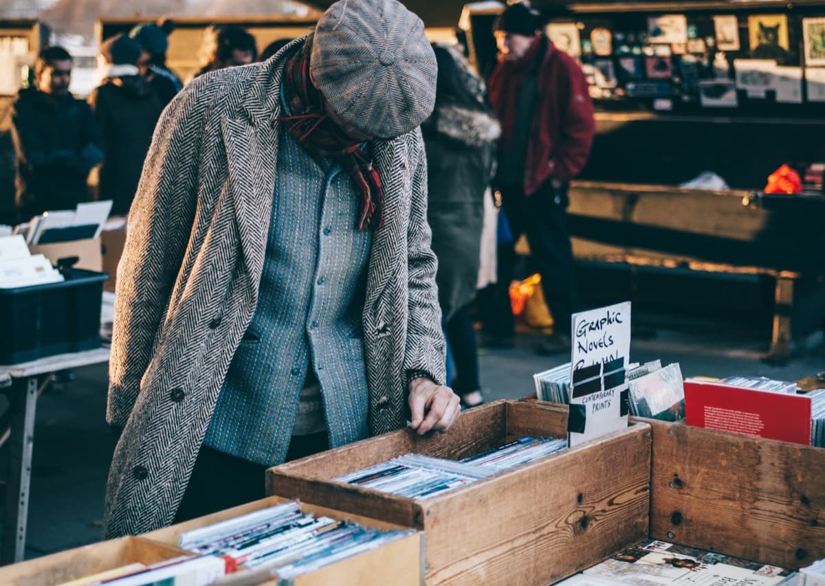 Objets neufs encore emballés sur un stand de brocante