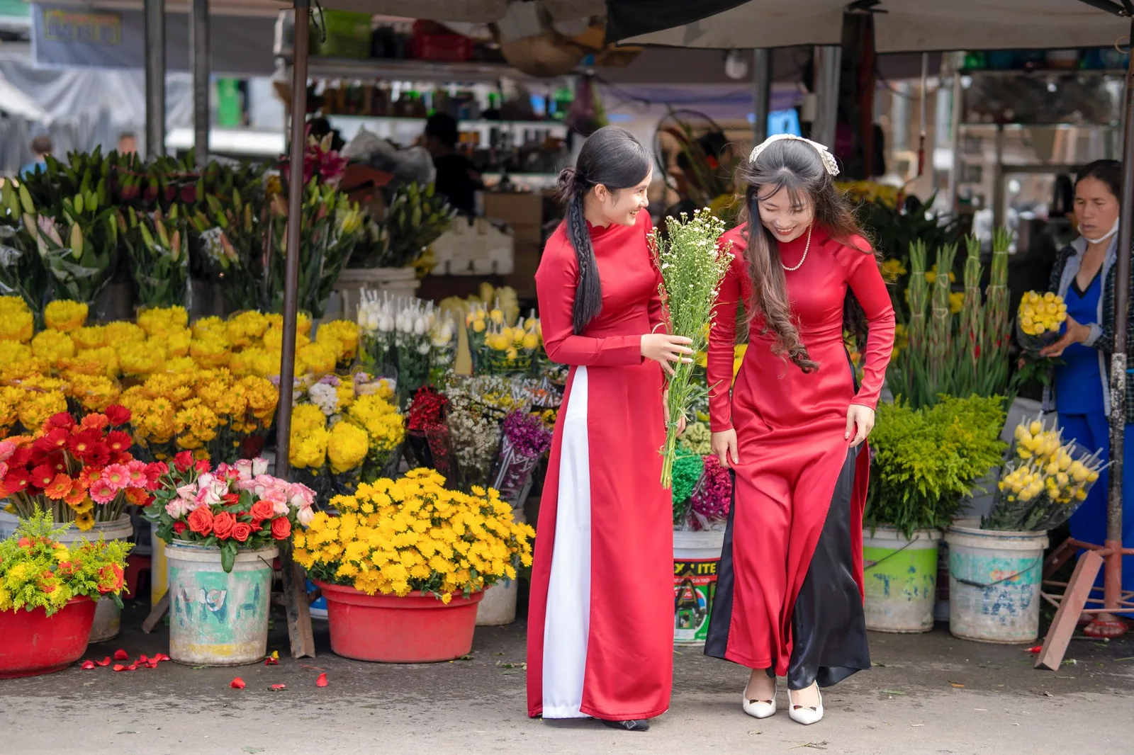 Vide-grenier printanier en plein air avec visiteurs
