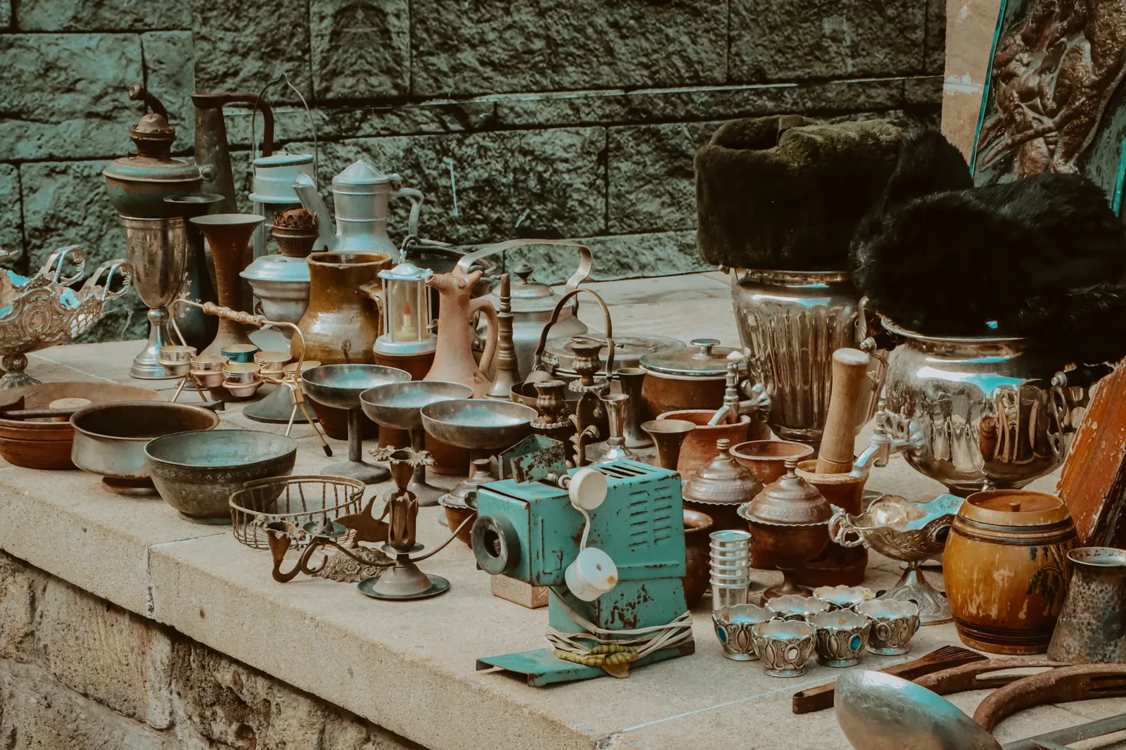 Étal de brocante avec objets anciens soigneusement présentés